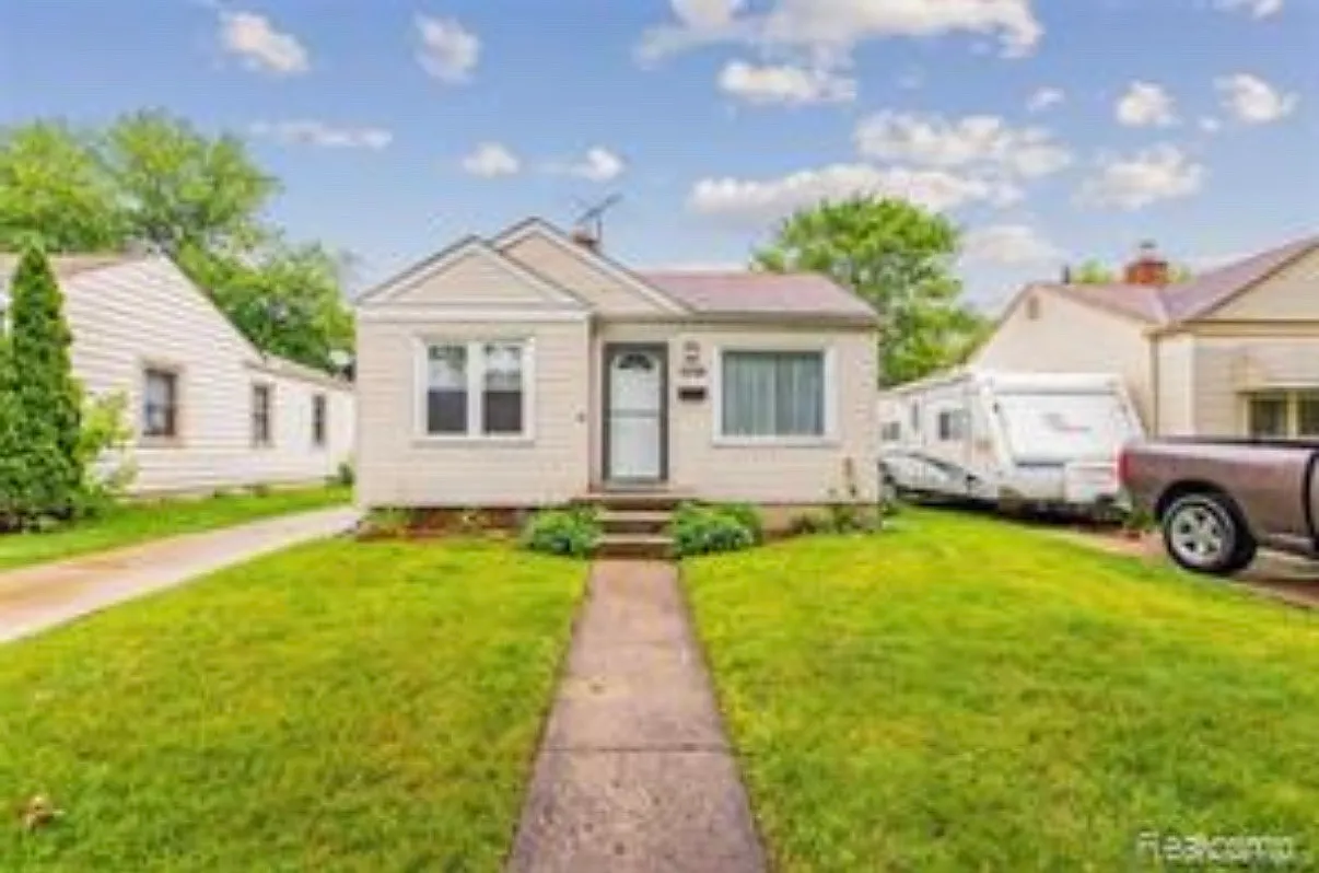 3 bed, 900 sqft, $1,650 — Photo 1