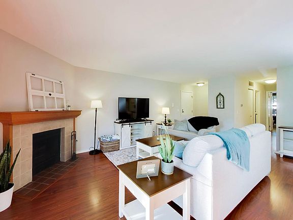 3rd image of 265 Wilmette Ct Unit B1