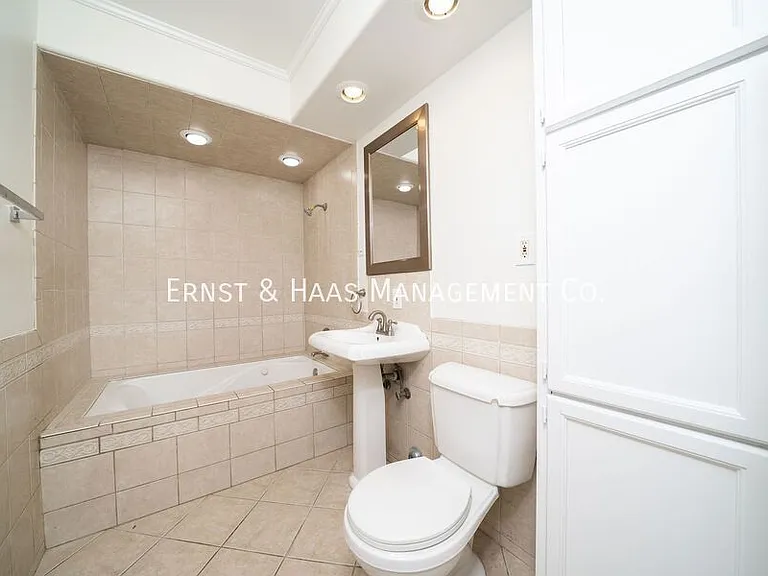 1635 E Erie St — Photo 10