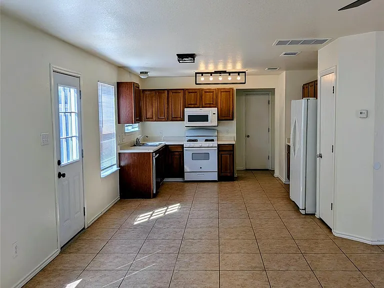 1209 Amberwood Loop — Photo 6