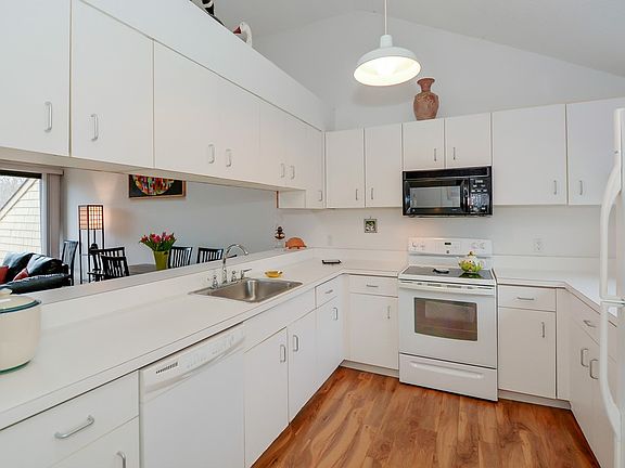 3rd image of 52 Fairway Pl