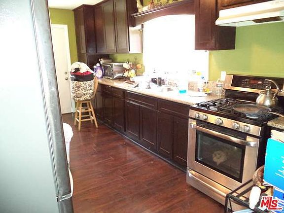 4th image of 204 W 52nd St