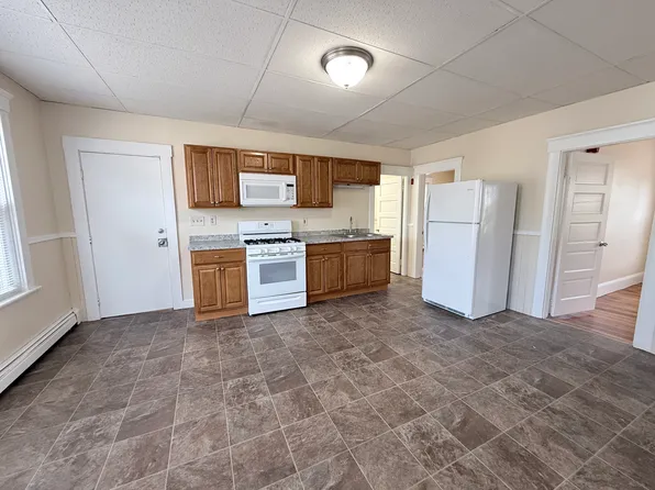 163 Lincoln St APT 1R, Woonsocket, RI 02895