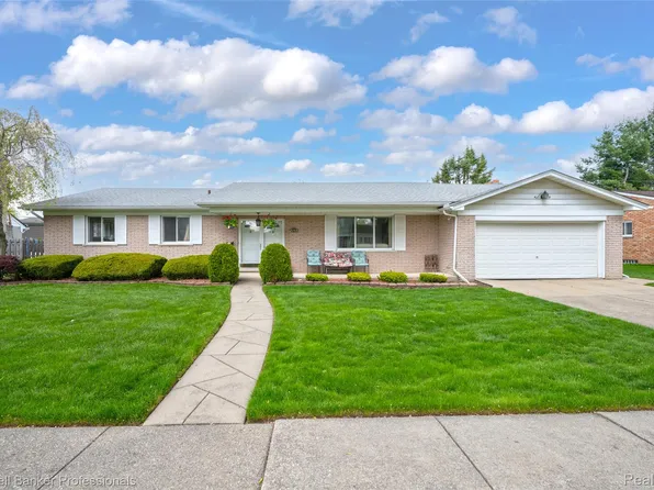 23305 N Rosedale Ct, Saint Clair Shores, MI 48080