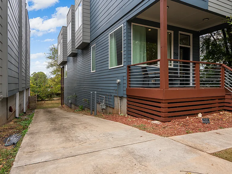 753 Fraser St SE — Photo 43