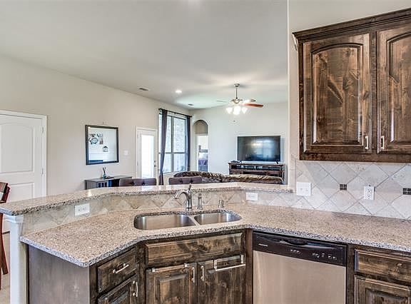 5th image of 1616 Colonial Dr