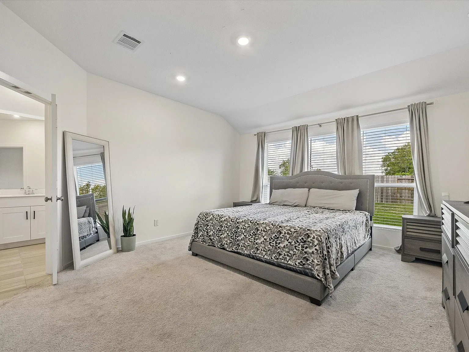 3 bed, 2.0 bath, 1615 sqft, $2,250 — Photo 4