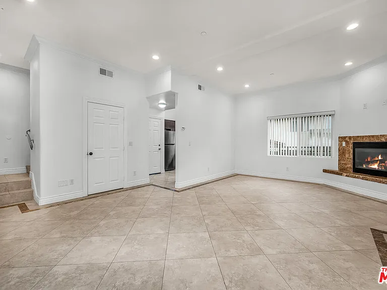 7338 Balboa Blvd #6 — Photo 5