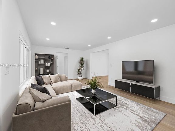 4th image of 306 Fluvia Ave