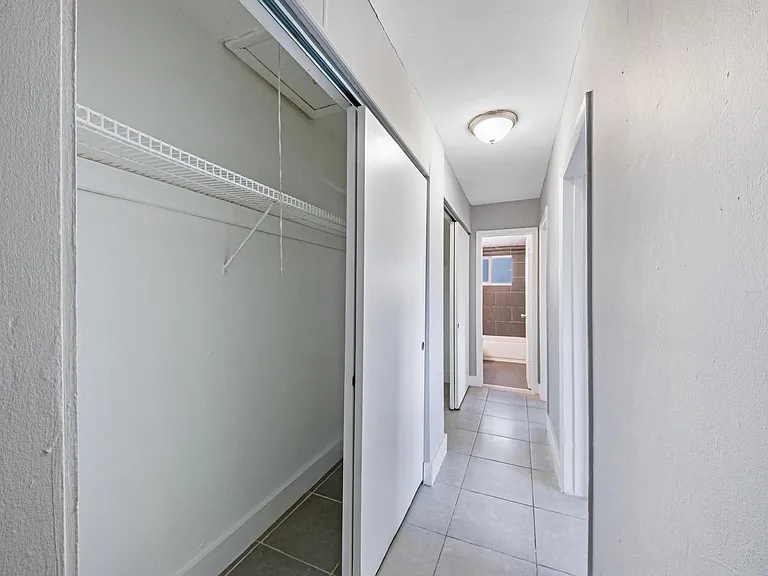 Kenwood Apartments — Photo 10