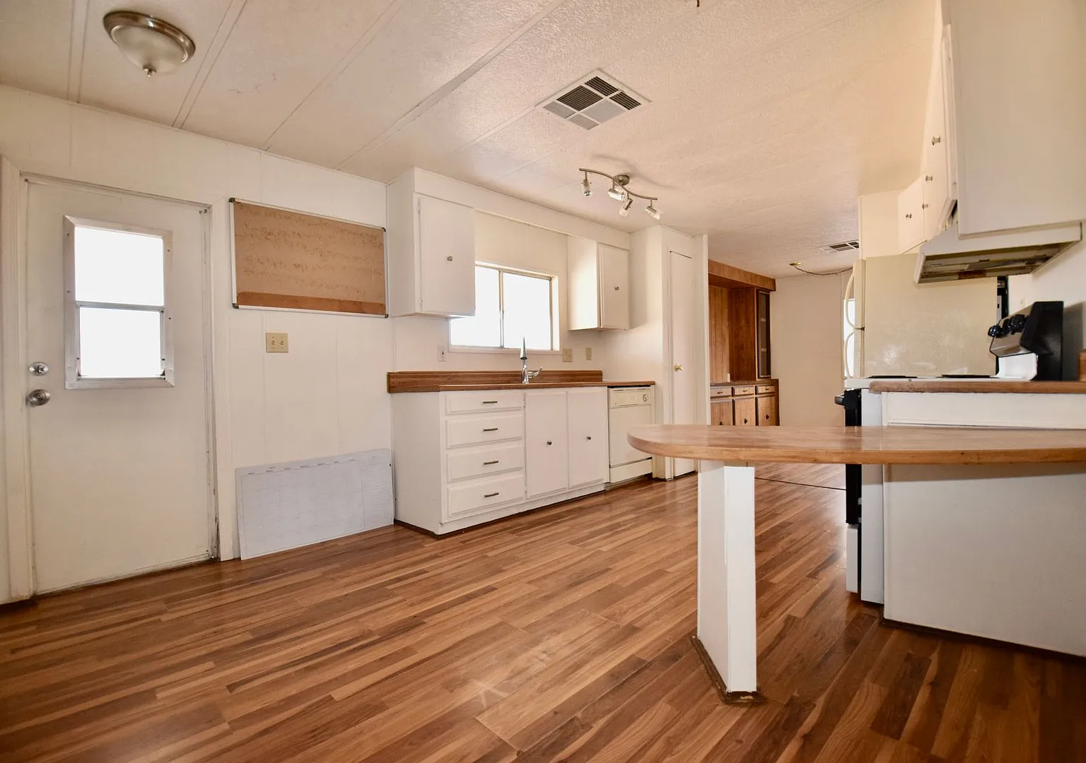 3 bed 2 bath Mesa home in a quiet neighborhood! — Photo 4