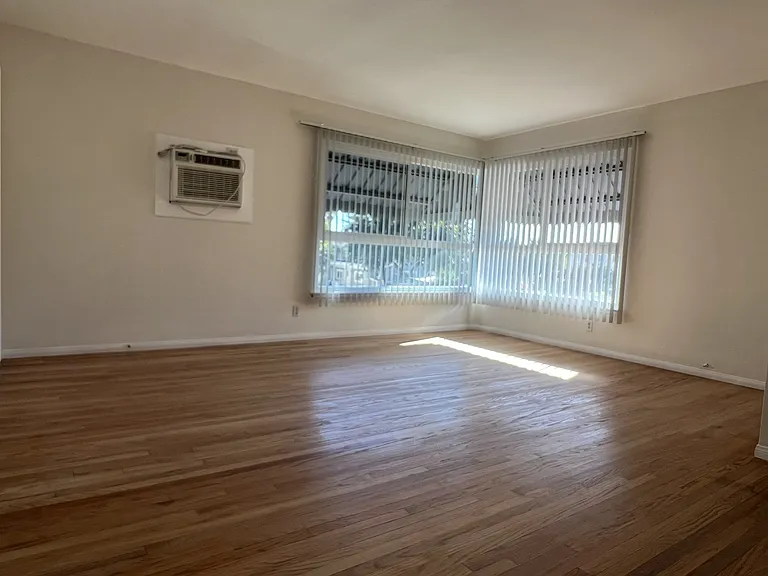 401 W Grand Ave #C — Photo 5