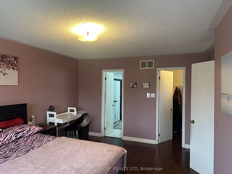 7200 Harding Cres — Photo 18