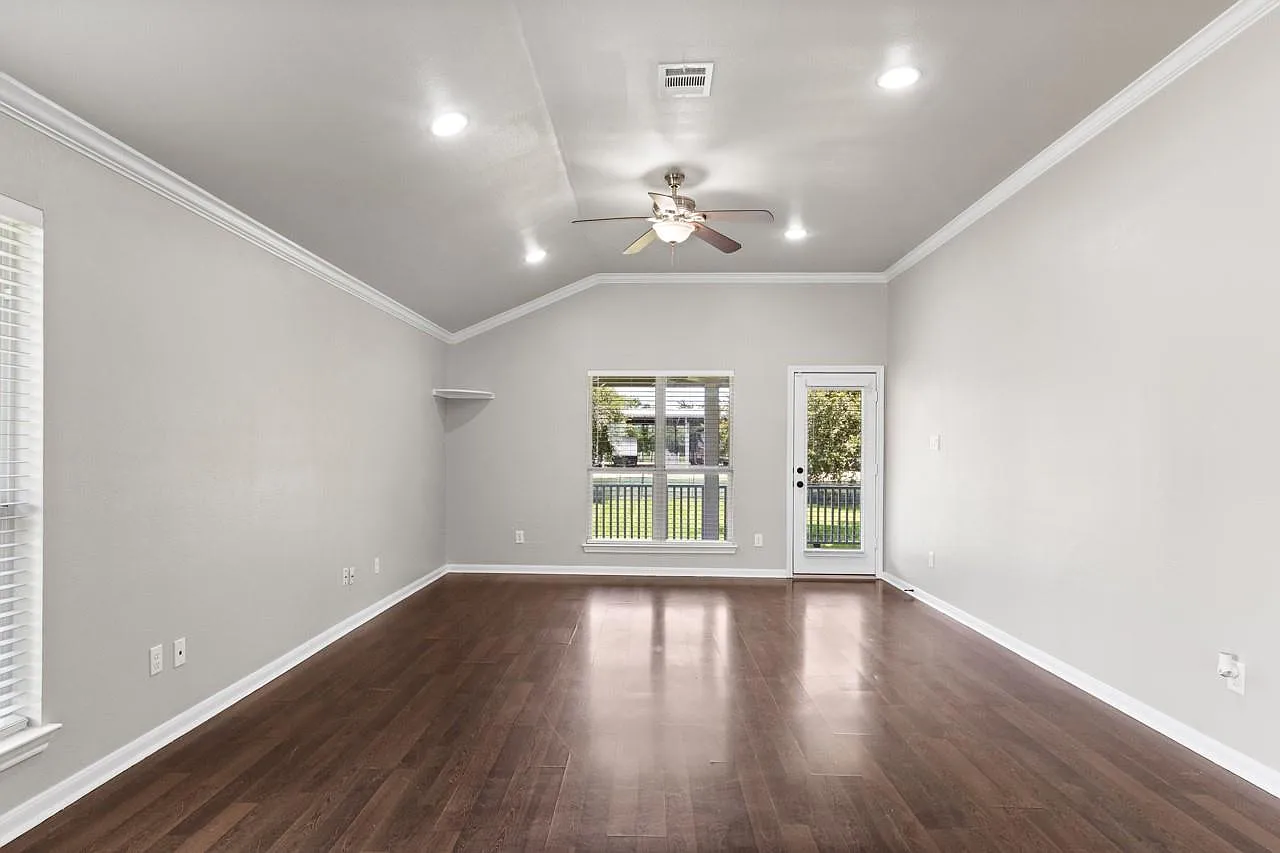 3 bed, 2.0 bath, 1534 sqft, $2,300 — Photo 3