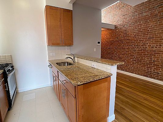 5th image of 210 W 83rd St APT 4R