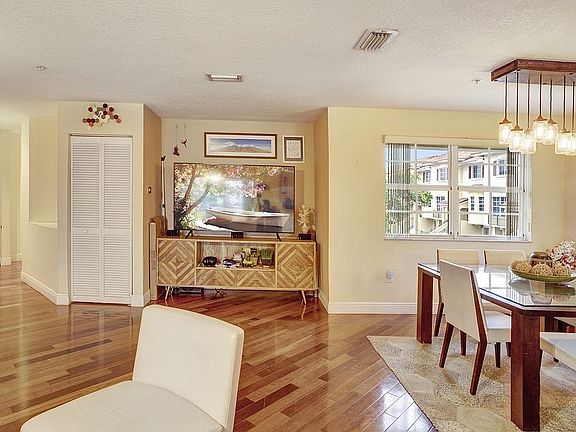 4th image of 738 NE 90th St Unit 202