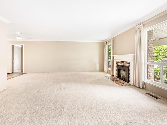 4th image of 435 Meadowgreen Drive