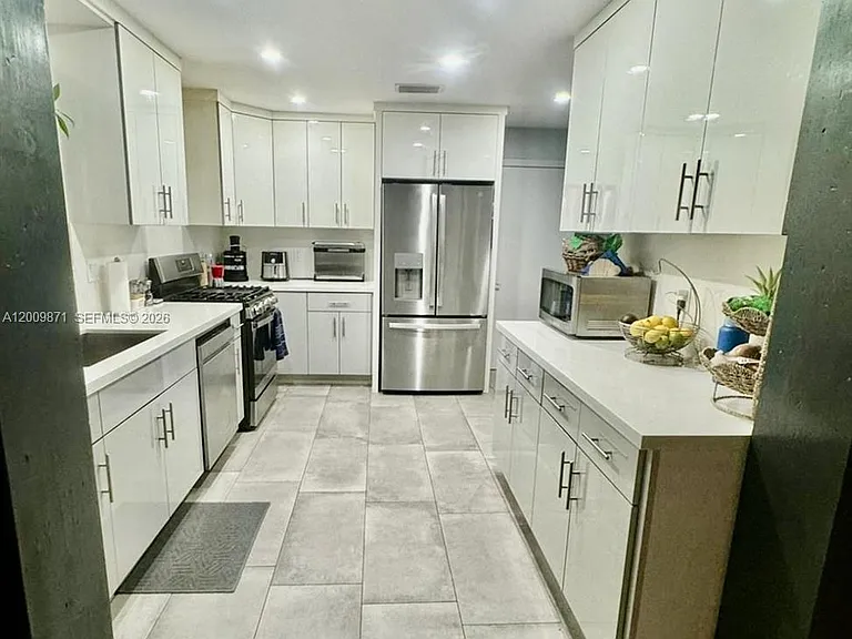 220 SW 3rd Ave — Photo 4
