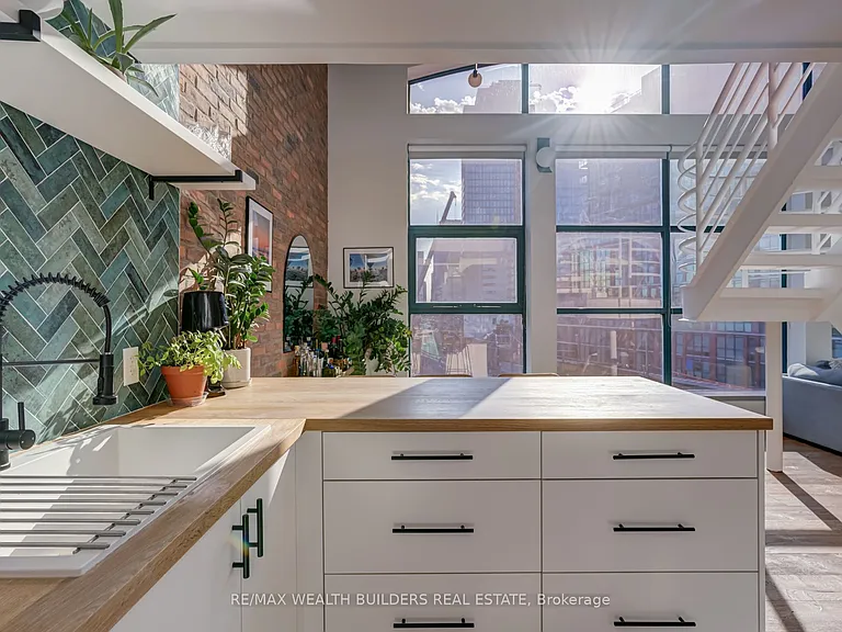 393 King St E #403 — Photo 7