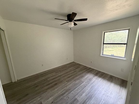 5th image of 211 Violet St