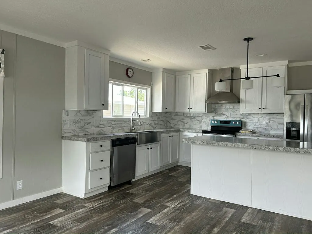 3 bed, 2.0 bath, 1372 sqft, $1,599 — Photo 2