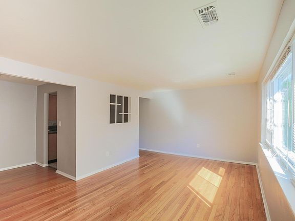 Hard-wooden floors for Spacious Bright Livingroom