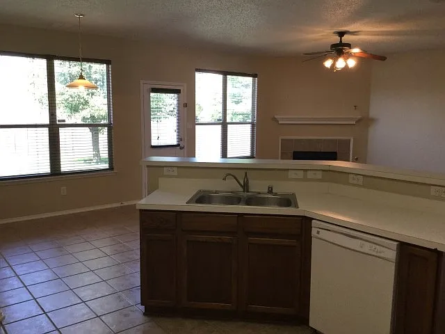4 bed, 2.5 bath, 2669 sqft, $2,560 — Photo 3