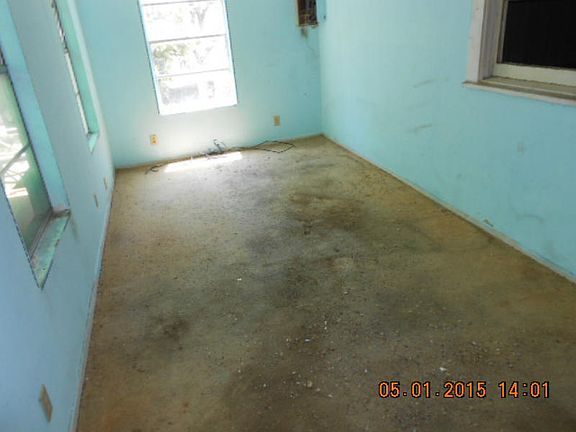 2nd image of 1043 S Houston St