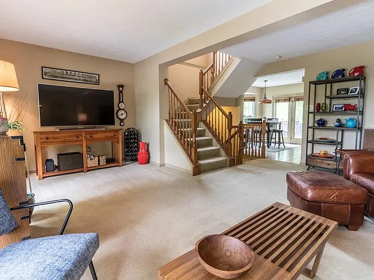 355 Murrays Ln — Photo 10