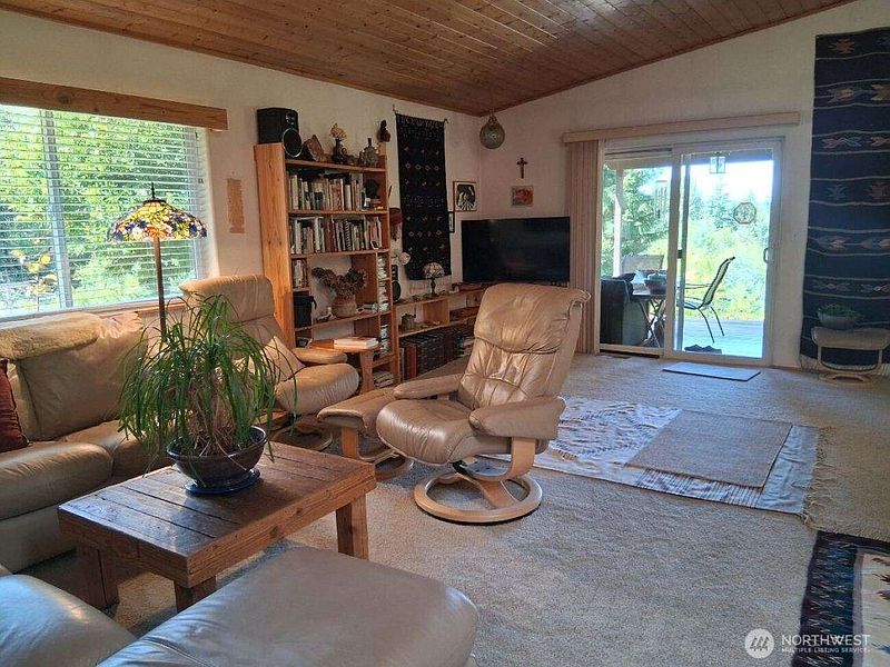 3rd image of 419 Meskill Road
