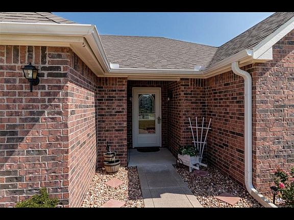 2nd image of 1500 Pheasant Cir