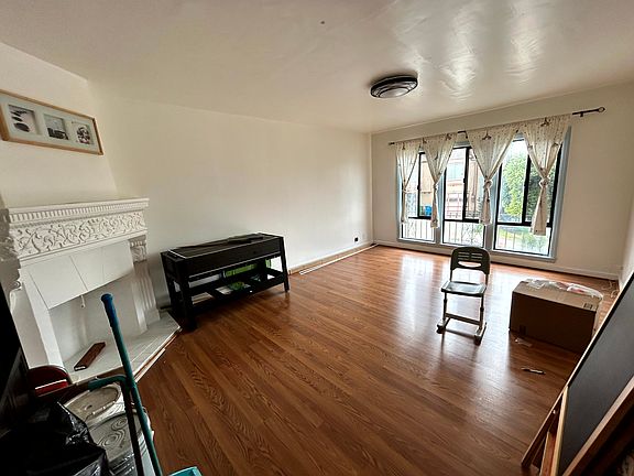 3rd image of 2059 Thomas Ave
