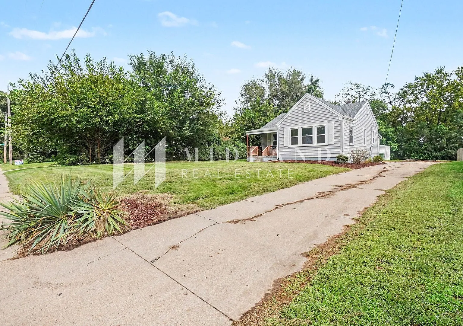 Adorable 2 Bedroom Home — Photo 2