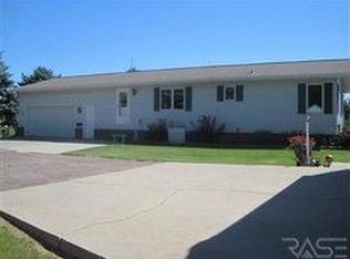 305 E Pearl St, Adrian, MN 56110
