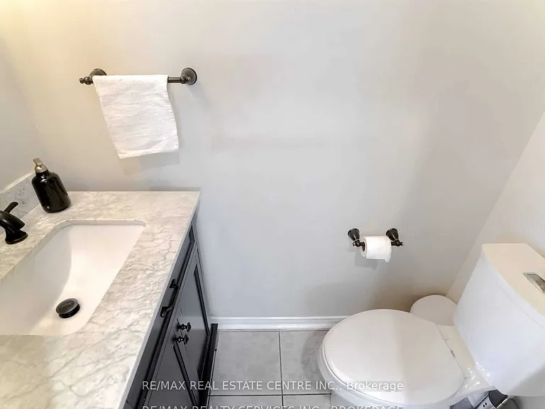 92 Lake Louise Dr #UPPER — Photo 17