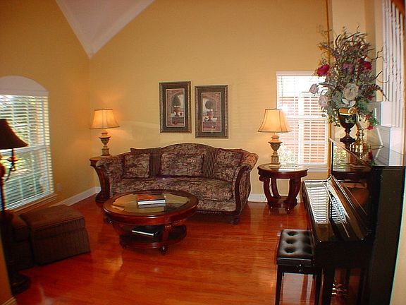 3rd image of 404 Newport Dr