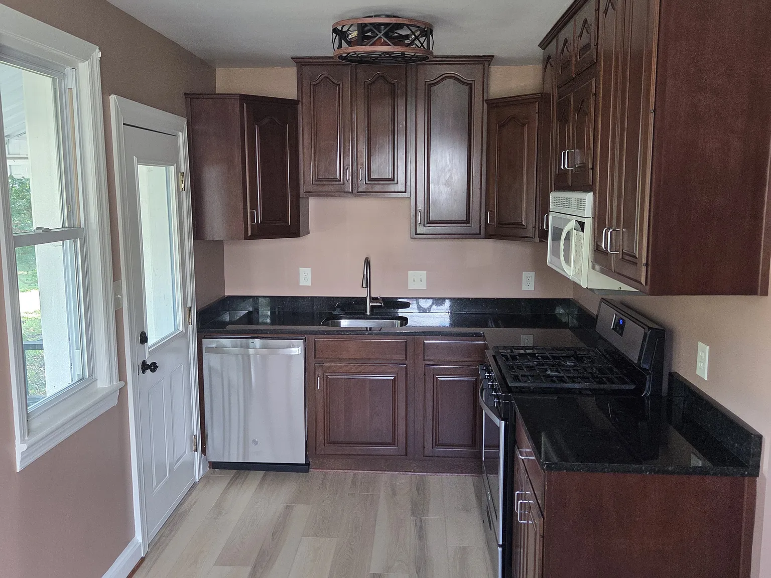 3 bed, 1224 sqft, $2,900 — Photo 2