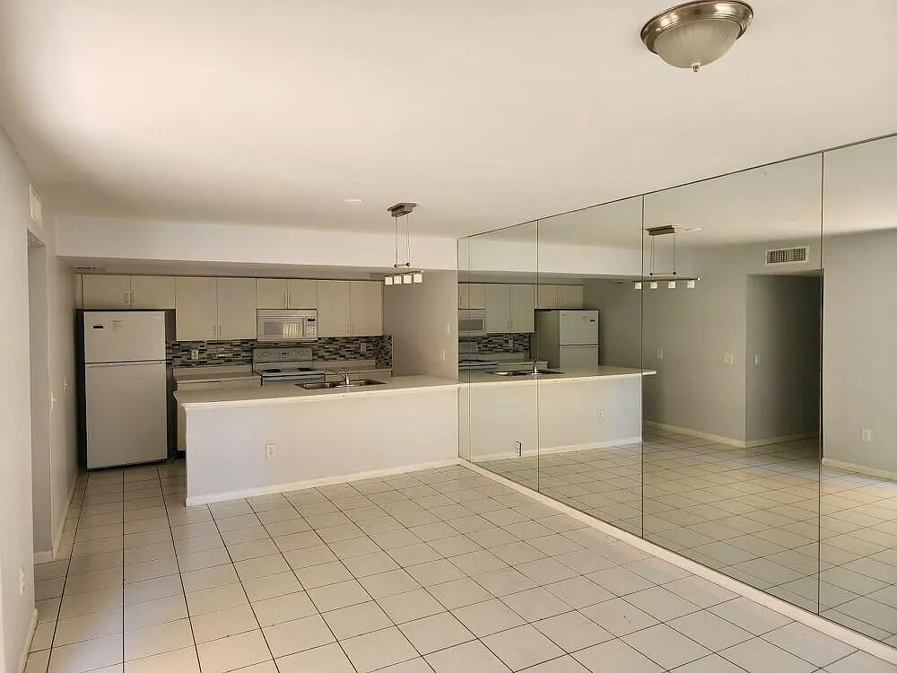 3 bed, 2.0 bath, 1024 sqft, $2,500 — Photo 2