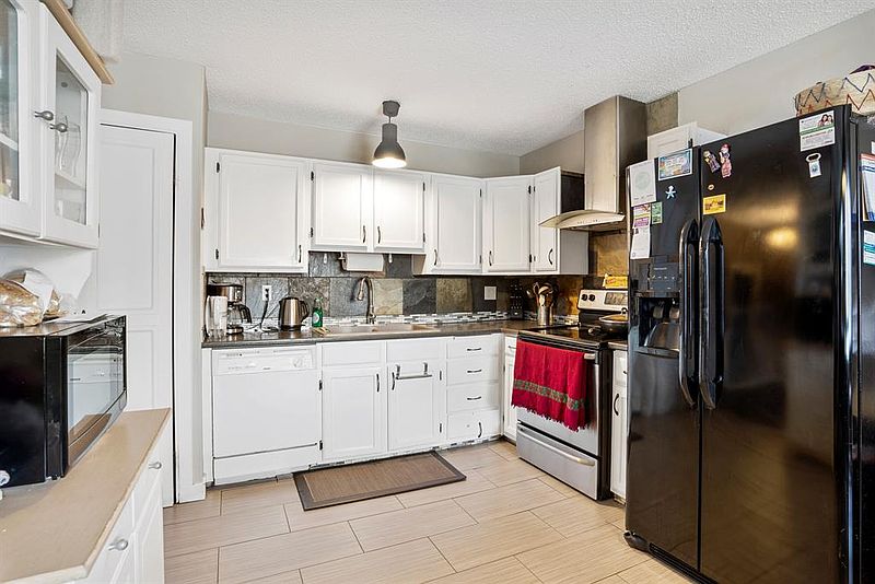Calgary House for rent - 4 Bedrooms — photo 2