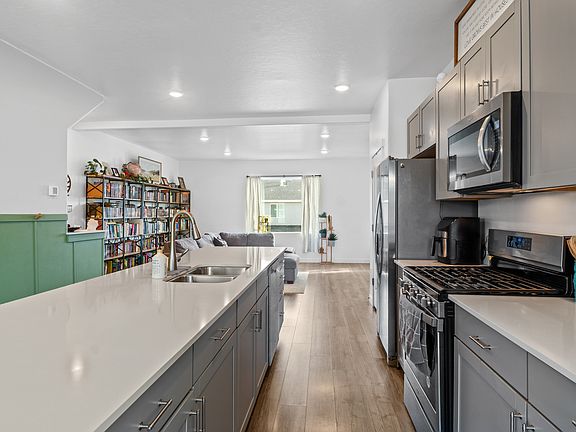 3rd image of 1083 E Waterway Ln