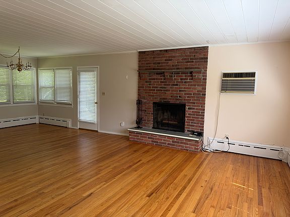 3rd image of 215 Harriman Rd