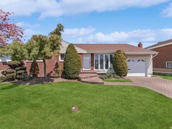 136 Northern Parkway W, Plainview, NY 11803