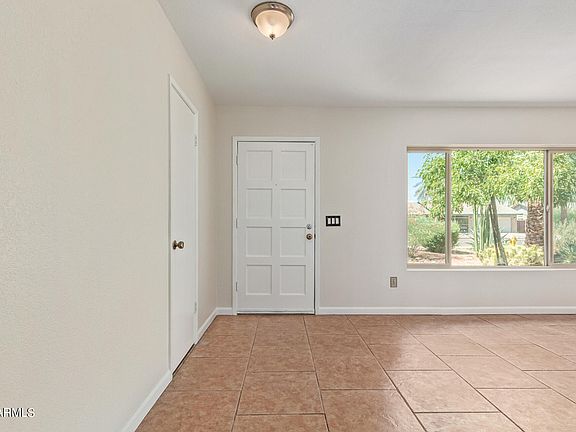 5th image of 1035 W MANHATTON Drive