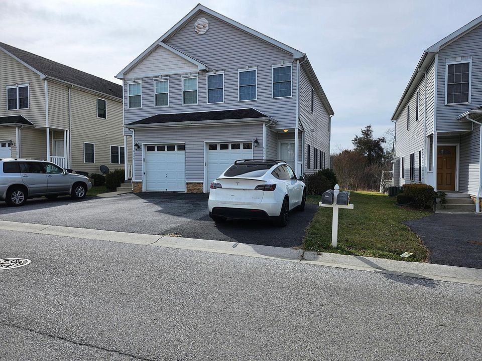 You can park a car on the right side of the driveway and the car in the garage can still leave easily!