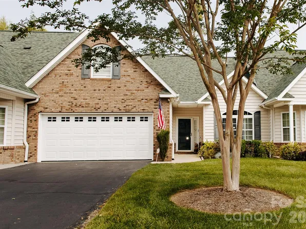 47 Victoria Park Dr, Hendersonville, NC 28792