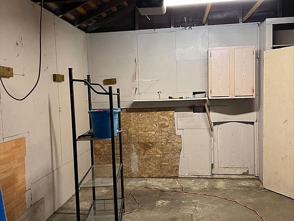 4th image of 1296 Crestview Ave