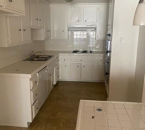 2nd image of 13907 Oxnard St APT 49