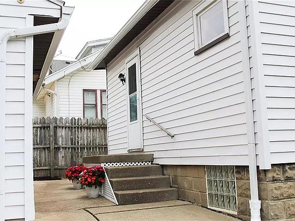 2nd image of 421 E Archwood Ave