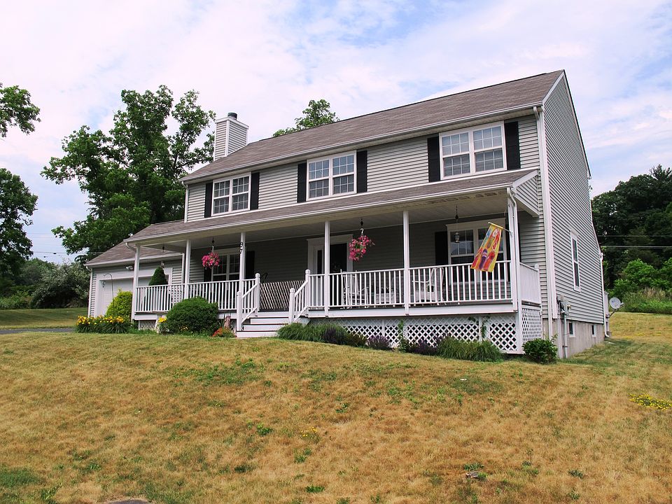 Beautiful colonial w/ porch