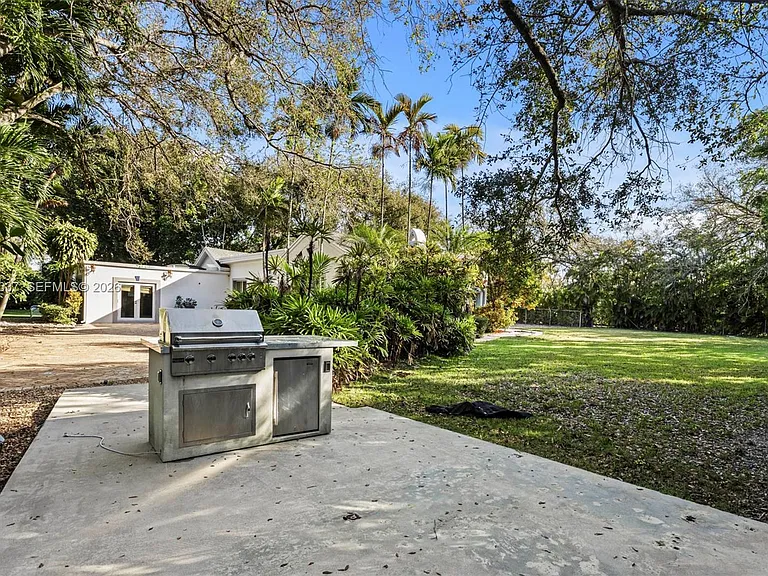 7975 Sunset Dr — Photo 40
